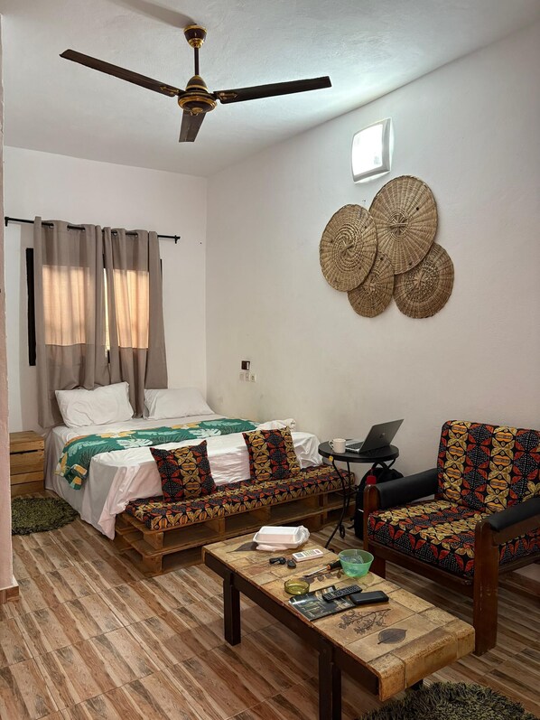 1 slaapkamer, een strijkplank/strijkijzer, wifi, beddengoed