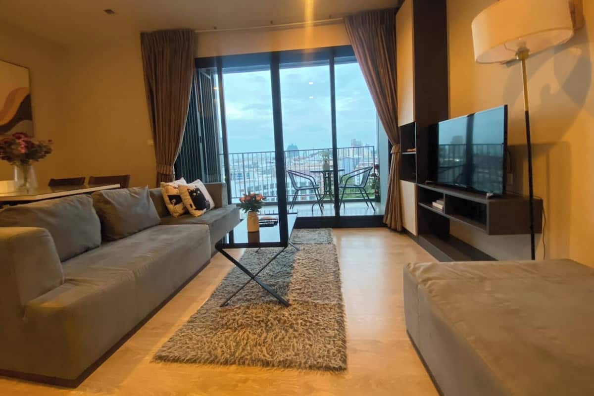 Apartment, 2 Bedrooms, Accessible, Smoking | Living room