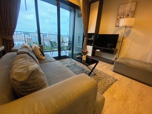 Apartment, 2 Bedrooms, Accessible, Smoking | Living room