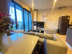 Apartment, 2 Bedrooms, Accessible, Smoking | Living room