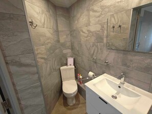 Dusche, Haartrockner, Seife, Toilettenpapier