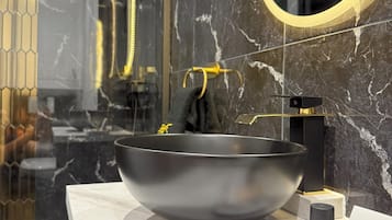 Ducha, bañera de hidromasaje, secador de pelo y toallas