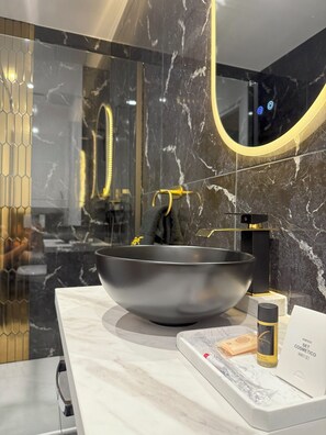 Shower, jetted tub, hair dryer, towels