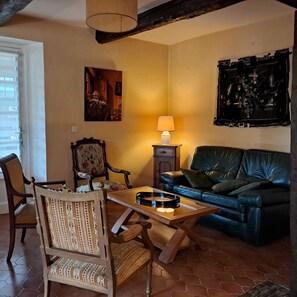 Televisión, chimenea y libros 