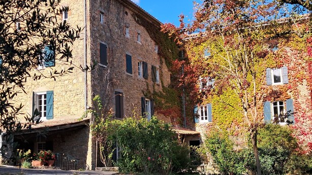 A stone building with multiple windows and a covered entrance. - La Frigoule, a gîte in the heart of the Cévennes Park (Saint-Sébastien-d'Aigrefeuille)