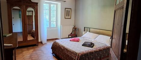 3 bedrooms, iron/ironing board, travel crib, free WiFi