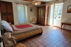 3 habitaciones, tabla de planchar con plancha y cuna de viaje 