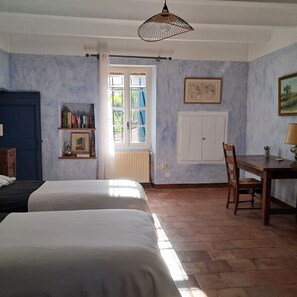 3 slaapkamers, een strijkplank/strijkijzer, reisbedje, gratis wifi