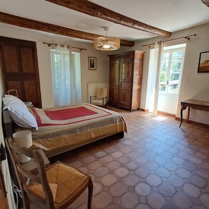 3 habitaciones, tabla de planchar con plancha y cuna de viaje 