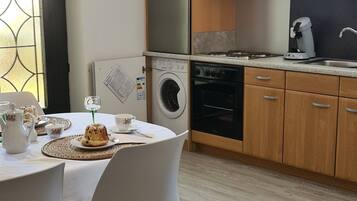 Een microgolfoven, een oven, een kookplaat