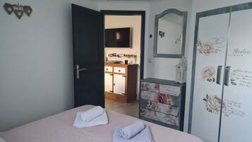 1 chambre, fer et planche Ă repasser, Wi-Fi, draps fournis