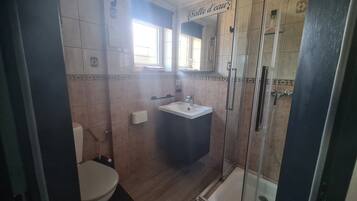 Een haardroger, zeep, toiletpapier