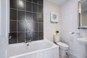 Secadora de cabello, toallas, papel de baño