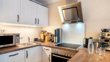 Refrigerador, microondas, horno y parrilla de estufa