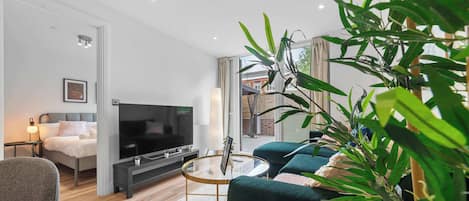 Een televisie en een kantoor