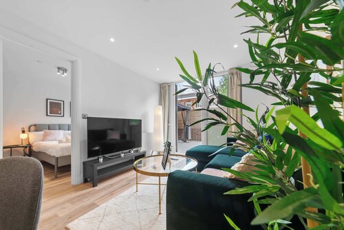 Modern 1BR Apartment w Patio & Garden in Gravesend