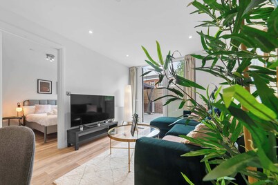 Modern 1BR Apartment w Patio & Garden in Gravesend