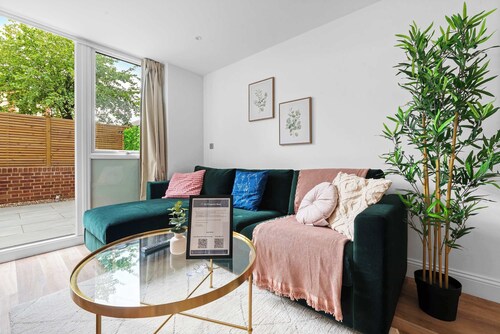 Modern 1BR Apartment w Patio & Garden in Gravesend