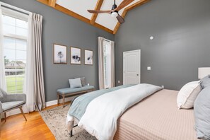 5 bedrooms, desk, iron/ironing board, free WiFi - Luxury Stone House – Pool Open, Hot Tub & Views (Luray)