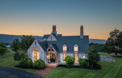 New! Luxury Retreat – Pool, Hot Tub & Fire Pit