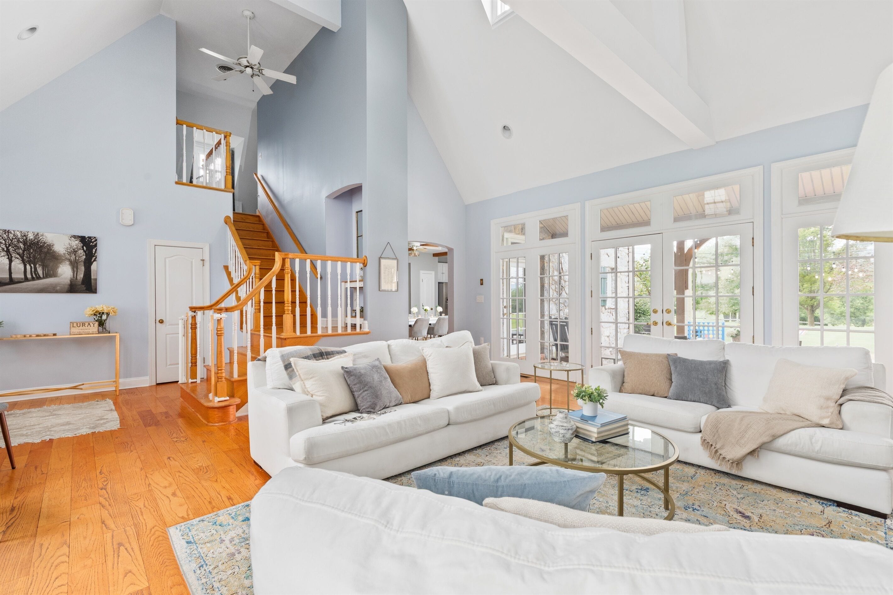 TV connectée, cheminée, jeux vidéo, livres