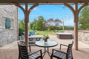 Outdoor dining - Luxury Stone House – Pool Open, Hot Tub & Views (Luray)