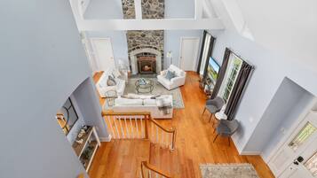 智能电视、壁炉、电子游戏、书