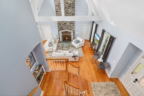 TV connectée, cheminée, jeux vidéo, livres