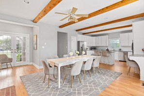 Dining - Luxury Stone House – Pool Open, Hot Tub & Views (Luray)