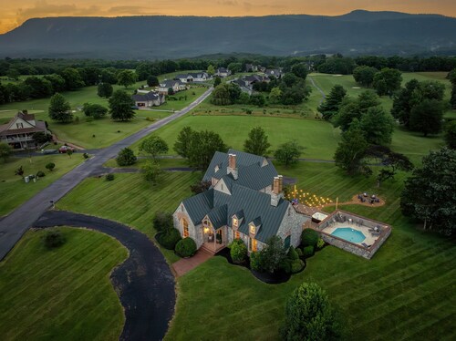 Luxury Stone House – Pool Open, Hot Tub & Views