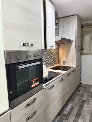 Fridge, oven, stovetop, coffee/tea maker