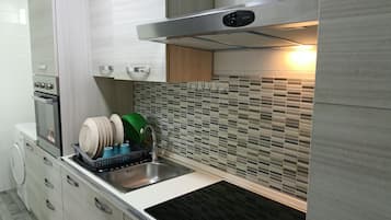 Fridge, oven, stovetop, coffee/tea maker