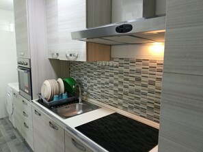 Refrigerador, horno, parrilla de estufa y cafetera y tetera