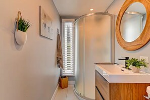 Shower, hair dryer, towels