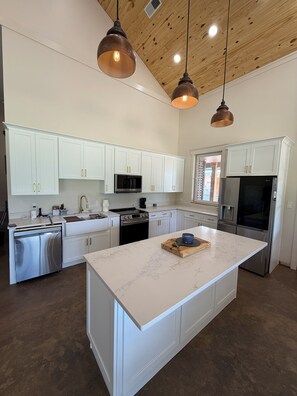 Micro-ondes, four, plaque de cuisson, lave-vaisselle