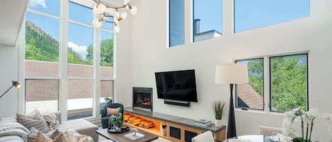 Televisión, chimenea, estéreo y oficina