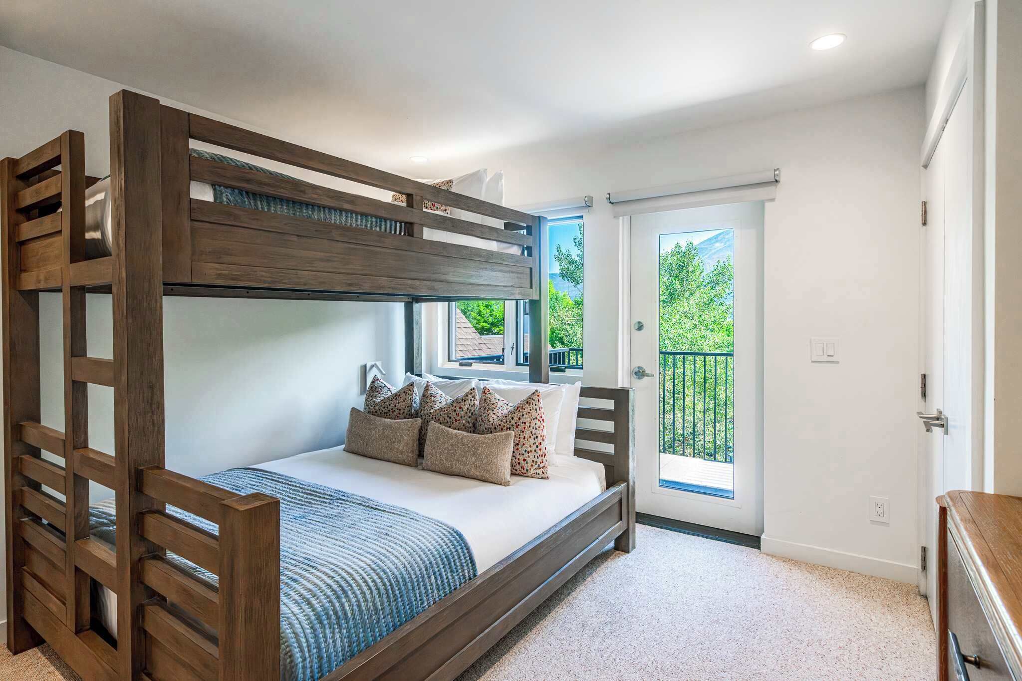 3 多间卧室、办公桌、熨斗/熨衣板、旅行婴儿床