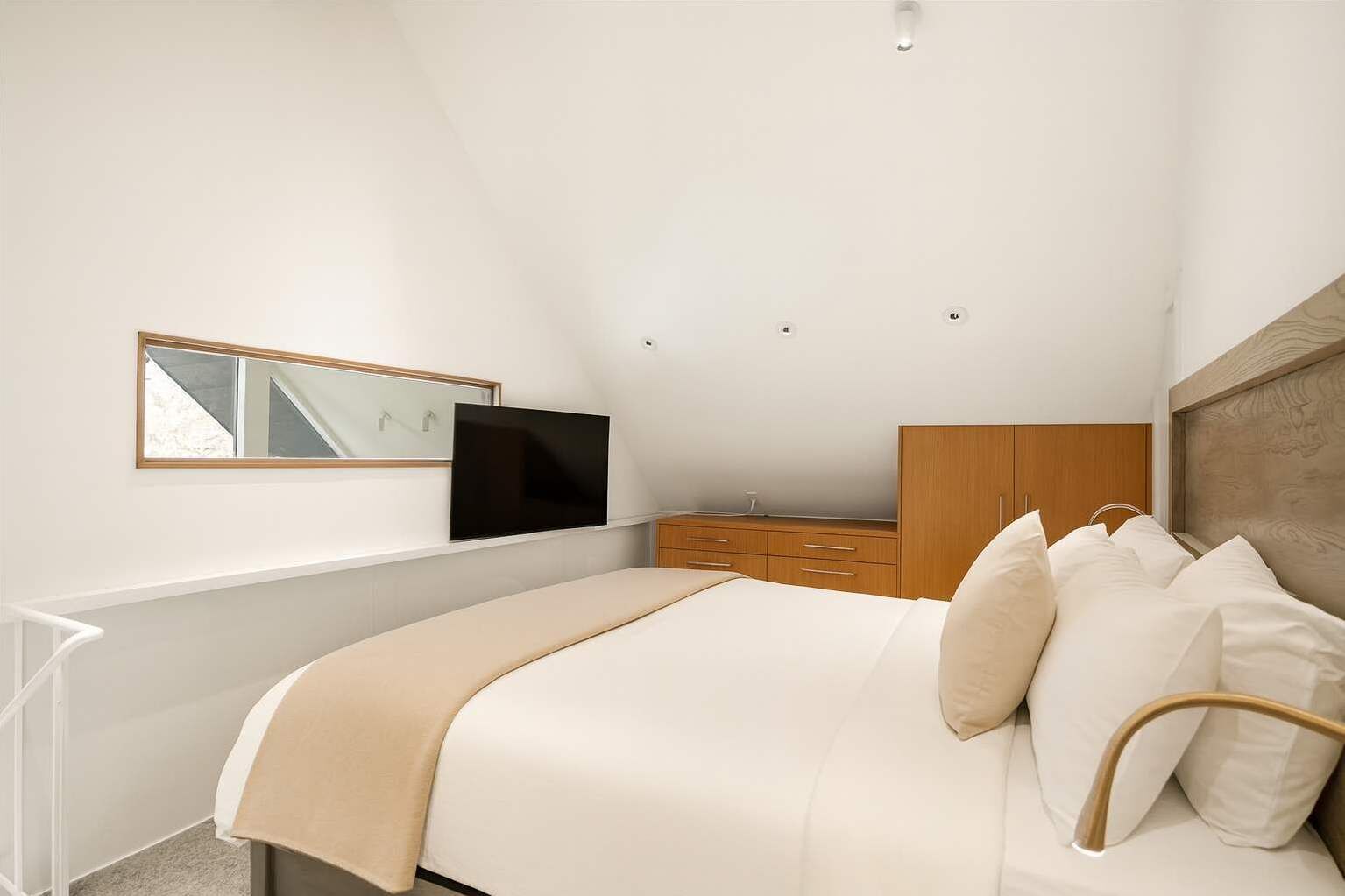 3 dormitorios, escritorio, tabla de planchar con plancha y cuna de viaje