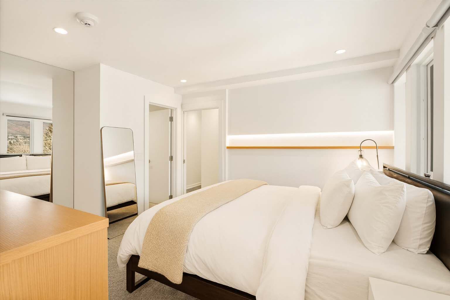 3 bedrooms, desk, iron/ironing board, travel crib