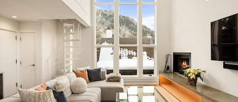 TV, peis, stereoanlegg og kontorer