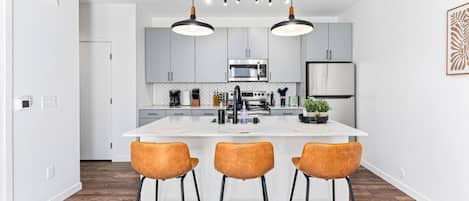 Réfrigérateur, micro-ondes, four, plaque de cuisson