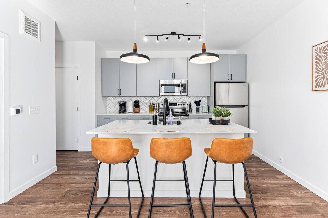 Køleskab, mikrobølgeovn, kogeplade, opvaskemaskine