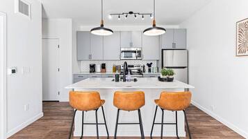 Fridge, microwave, stovetop, dishwasher