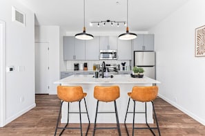 Réfrigérateur, micro-ondes, plaque de cuisson, lave-vaisselle