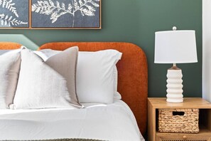 1 habitación, escritorio, tabla de planchar con plancha y wifi