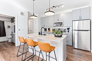 Fridge, microwave, stovetop, dishwasher