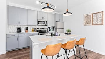 Fridge, microwave, stovetop, dishwasher