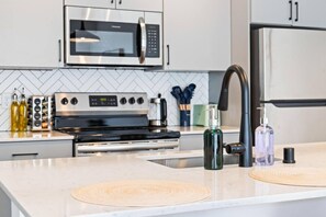 Fridge, microwave, stovetop, dishwasher