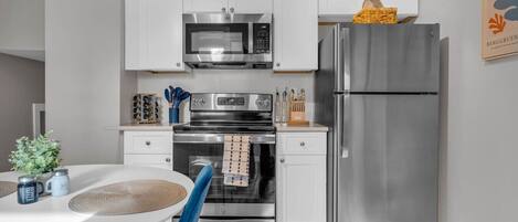 Refrigerador, microondas, horno y parrilla de estufa