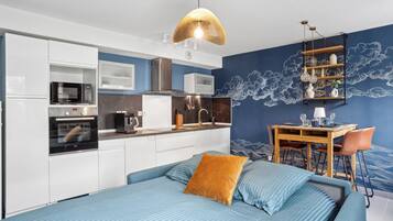 1 chambre, bureau, fer et planche Ă repasser, lit parapluie